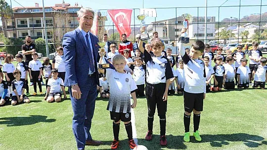 Marmaris'te minik futbolcular spora ara vermedi