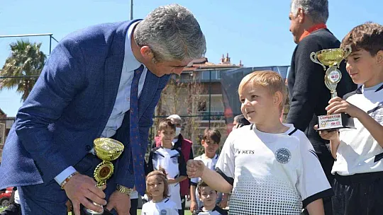 Marmaris'te minik futbolcular spora ara vermedi