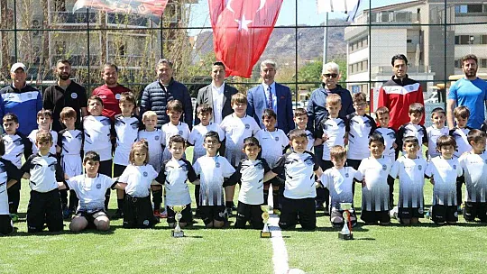 Marmaris'te minik futbolcular spora ara vermedi