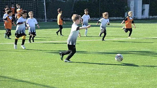 Marmaris'te minik futbolcular spora ara vermedi