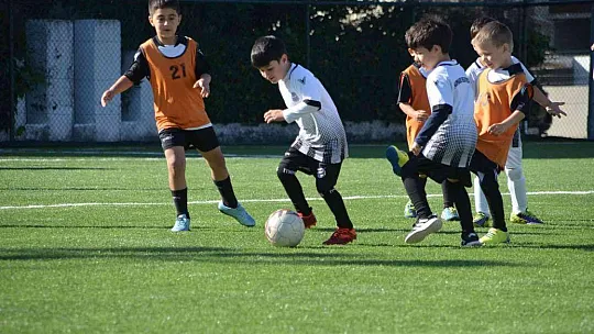 Marmaris'te minik futbolcular spora ara vermedi