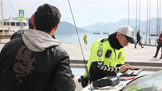 Marmaris'te motosiklet sürücülerine kask uygulaması