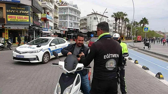 Marmaris'te motosiklet sürücülerine kask uygulaması