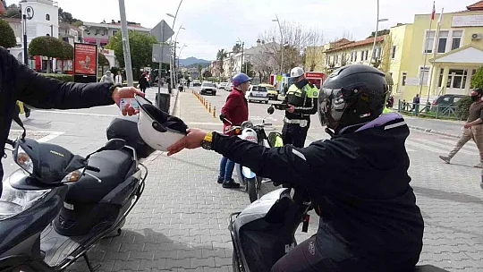 Marmaris'te motosiklet sürücülerine kask uygulaması