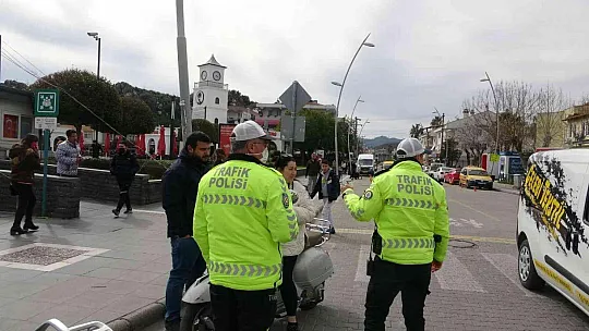 Marmaris'te motosiklet sürücülerine kask uygulaması