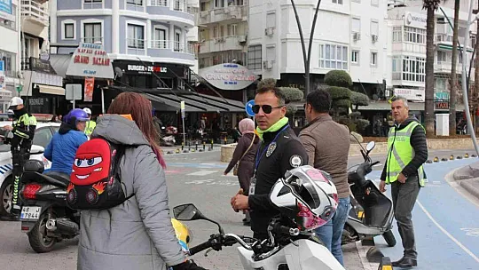 Marmaris'te motosiklet sürücülerine kask uygulaması