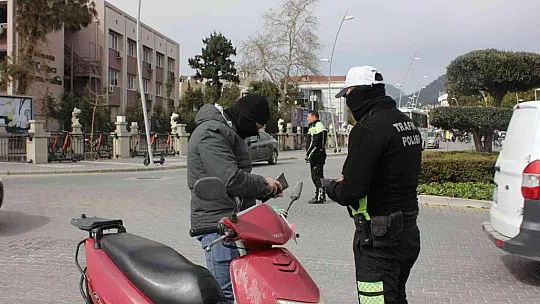 Marmaris'te motosiklet sürücülerine kask uygulaması