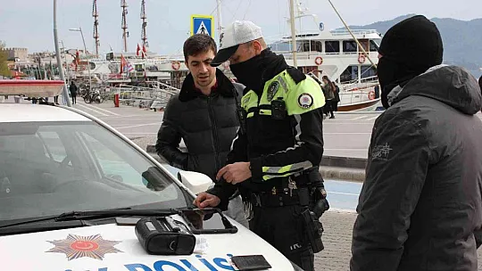 Marmaris'te motosiklet sürücülerine kask uygulaması
