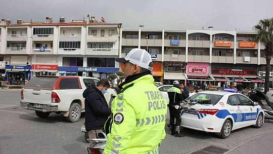 Marmaris'te motosiklet sürücülerine kask uygulaması