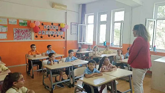 Öğrenciler karnelerini aldı
