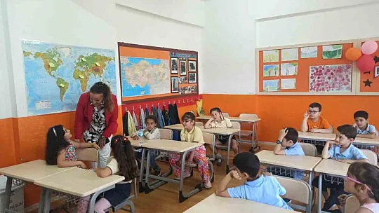 Öğrenciler karnelerini aldı