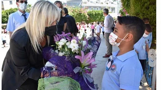 Marmaris'te öğrenciler okullarına, öğretmenler öğrencilerine kavuştu