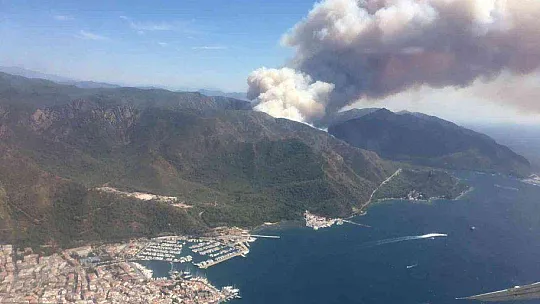 Marmaris'te orman yangınına havadan ve karadan müdahale başladı