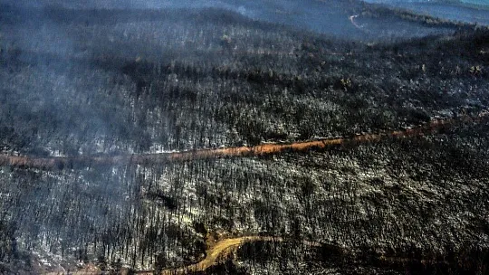 Marmaris'te orman yangınlarına yapılan müdahale helikopterden görüntülendi