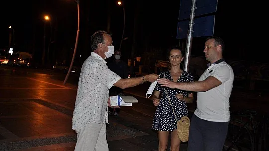 Marmaris'te pandemi seferberliğine yabancı turistler de katıldı