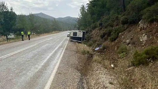 Personel taşıyan minibüs kaza yaptı