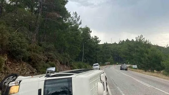 Personel taşıyan minibüs kaza yaptı