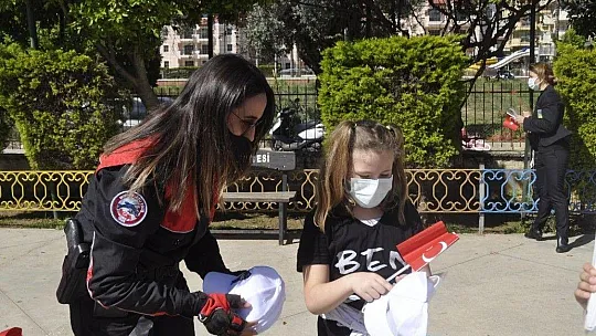 Marmaris'te polis ekipleri öğrencilere kep ve maske dağıttı