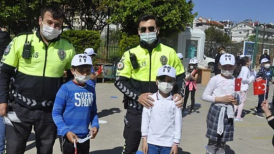 Marmaris'te polis ekipleri öğrencilere kep ve maske dağıttı