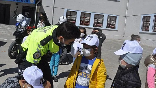 Marmaris'te polis ekipleri öğrencilere kep ve maske dağıttı