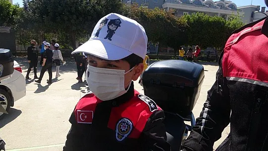Marmaris'te polis ekipleri öğrencilere kep ve maske dağıttı