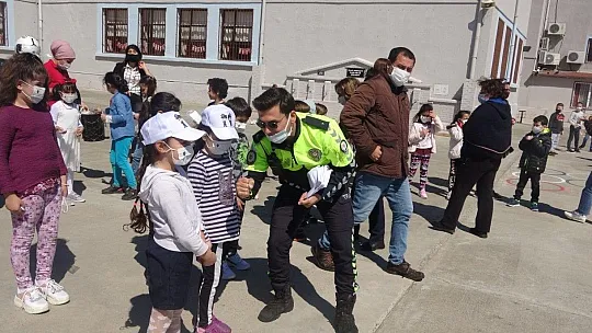 Marmaris'te polis ekipleri öğrencilere kep ve maske dağıttı
