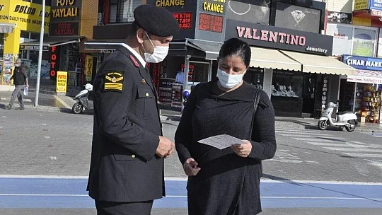 Marmaris'te Polis ve Jandarma kadına yönelik şiddete karşı broşür dağıttı