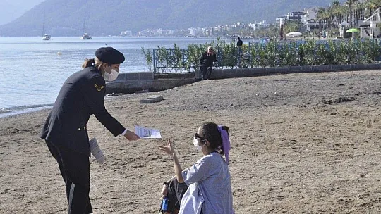 Marmaris'te Polis ve Jandarma kadına yönelik şiddete karşı broşür dağıttı