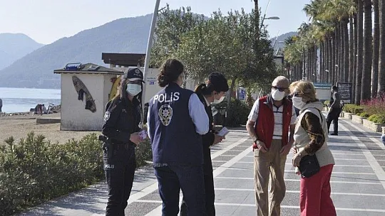 Marmaris'te Polis ve Jandarma kadına yönelik şiddete karşı broşür dağıttı