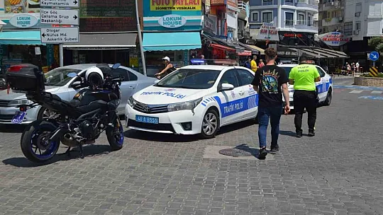Polisler hem kask denetimi yaptılar hem şapka dağıttılar