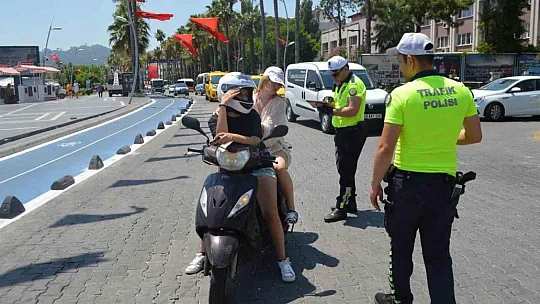 Polisler hem kask denetimi yaptılar hem şapka dağıttılar