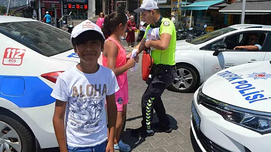 Polisler hem kask denetimi yaptılar hem şapka dağıttılar
