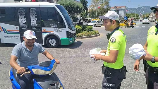 Polisler hem kask denetimi yaptılar hem şapka dağıttılar