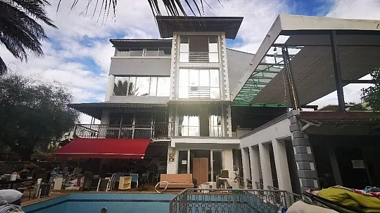 Marmaris'te riskli binaların yıkım işlemleri devam ediyor