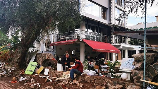 Marmaris'te riskli binaların yıkım işlemleri devam ediyor