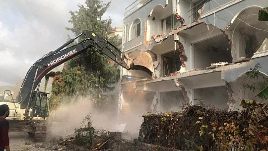 Marmaris'te riskli binaların yıkım işlemleri devam ediyor