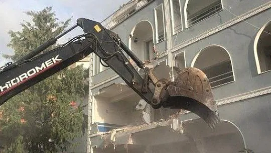 Marmaris'te riskli binaların yıkım işlemleri devam ediyor