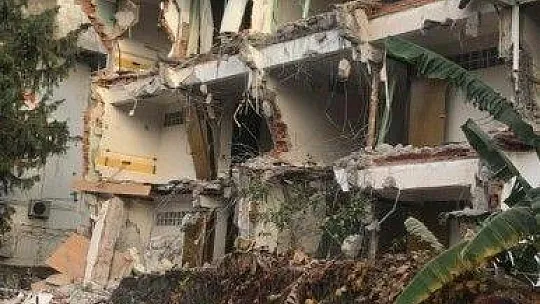 Marmaris'te riskli binaların yıkım işlemleri devam ediyor