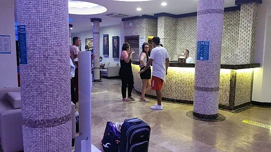 Marmaris'te ruhsatsız otel mühürlendi, turistler başka otellere yerleştirildi
