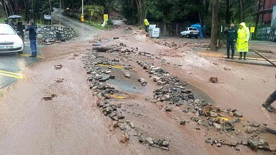 Marmaris'te sağanak yağış aralıklarla devam ediyor
