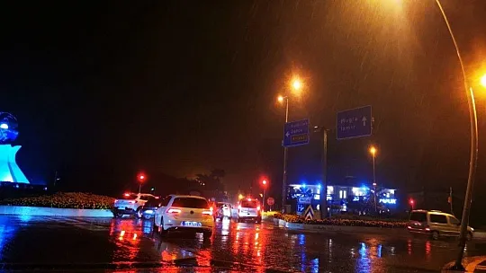 Marmaris'te sağanak yağış etkili oldu
