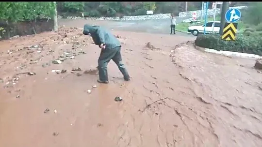 Marmaris'te sağanak yağış etkili oldu
