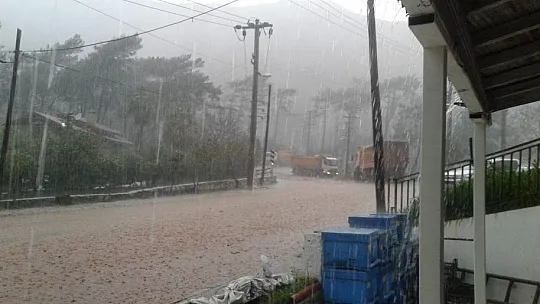 Marmaris'te sağanak yağış etkili oluyor