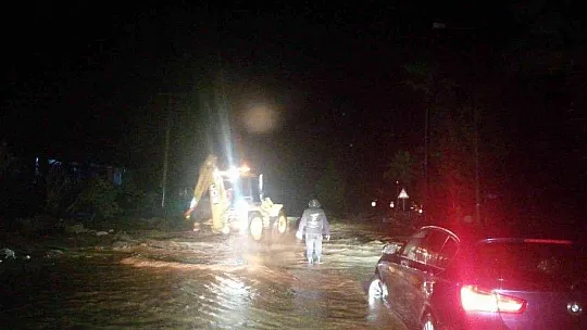 Marmaris'te sağanak yağış hayatı felç etti