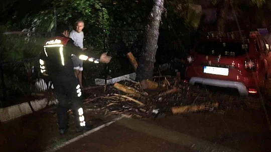 Marmaris'te sağanak yağış hayatı felç etti