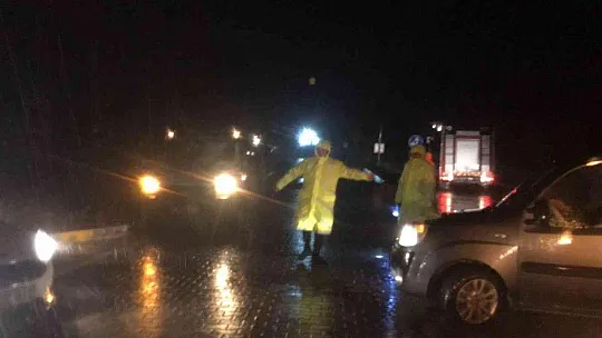Marmaris'te sağanak yağış hayatı felç etti