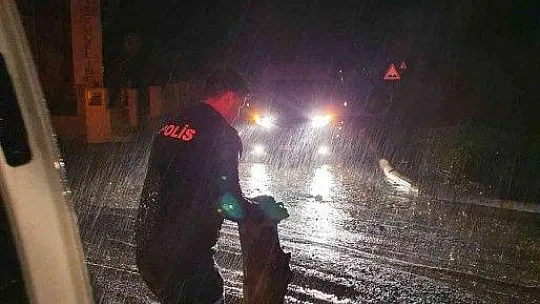 Marmaris'te sağanak yağış hayatı felç etti