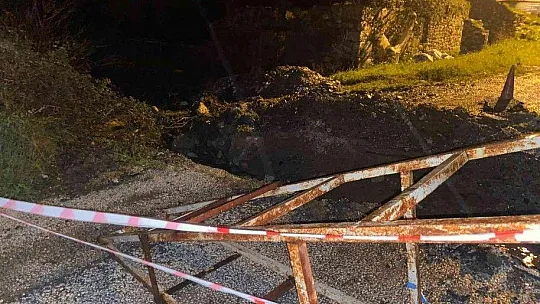 Marmaris'te sağanak yağış nedeniyle yollar kapandı, iş yerlerini su bastı
