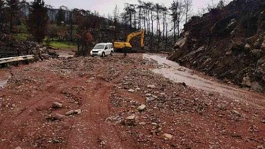 Marmaris'te sağanak yağış nedeniyle yollar kapandı, iş yerlerini su bastı