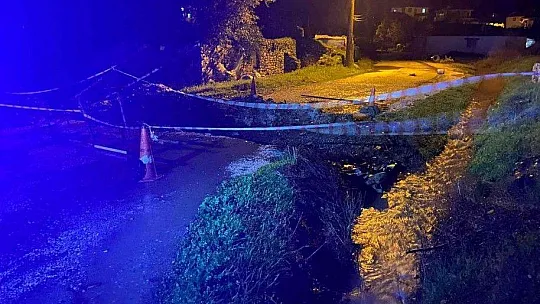 Marmaris'te sağanak yağış nedeniyle yollar kapandı, iş yerlerini su bastı